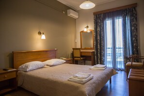 Escritorio, wifi gratis y ropa de cama 