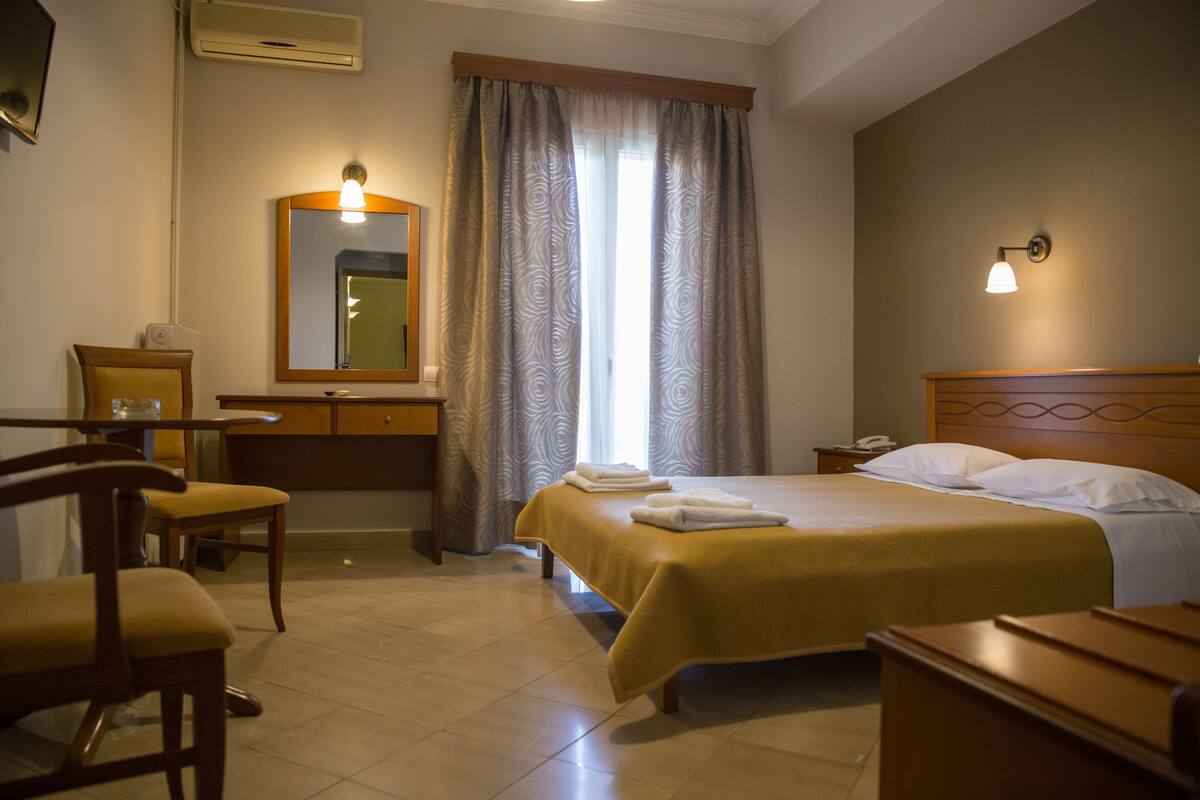 Deluxe Single Room, 1 Twin Bed, Smoking, City View | Desk, WiFi (free), bed sheets