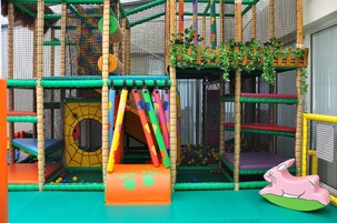 Zona de juegos infantil cubierta