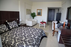 Suite junior | Minibar, caja fuerte, sistema de insonorización y cunas gratuitas