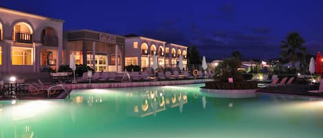 Seasonal outdoor pool, sun loungers