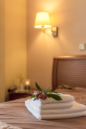 Minibar, safe på rommet, skrivebord og blendingsgardiner