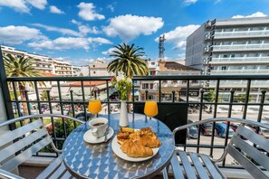 تناول الطعام داخل الغرفة