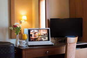 Minibar, Zimmersafe, Schreibtisch, Verdunkelungsvorhänge