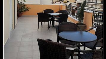 Family Room | Terrace/patio