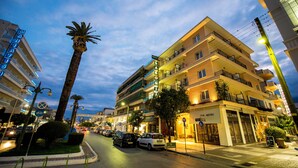 Un hotel con varios pisos, balcones y un cartel que indica que es un hotel.