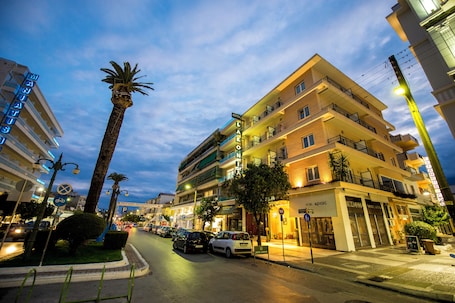Fachada de la propiedad. Lakonia Hotel