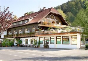 Mặt tiền nơi lưu trú