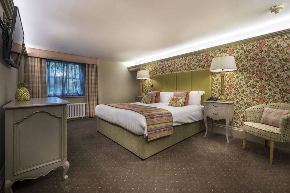 Suite | Desk, iron/ironing board (on request), WiFi (free), alarm clocks