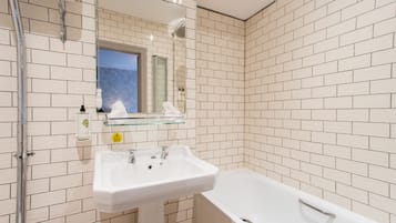 Escritorio, wifi gratis y ropa de cama