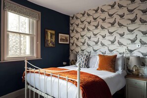 Escritorio, wifi gratis y ropa de cama 