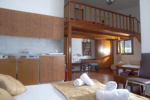 Quadruple Studio Sea View | 高級寝具、ピロートップベッド、セーフティボックス (室内)、デスク