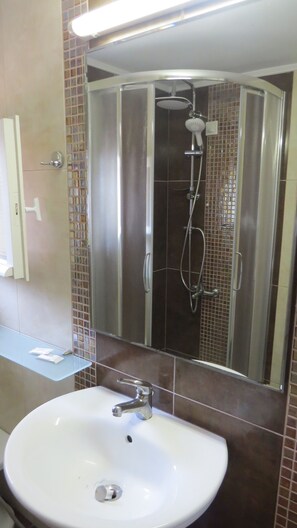 Lovenest Studio | Baño | Regadera, regadera con hidromasaje, amenidades de baño gratuitas 