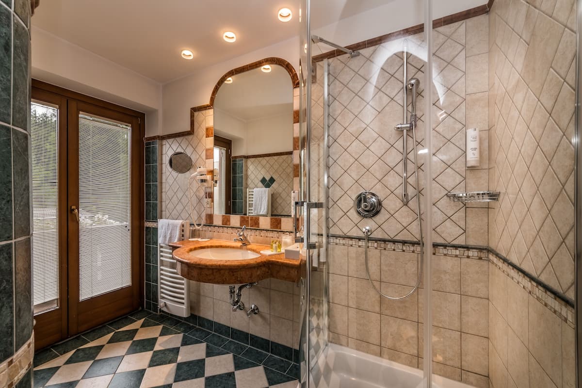 comfort double room, street view (alpenrose) | bathroom | free toiletries, hair dryer, towels