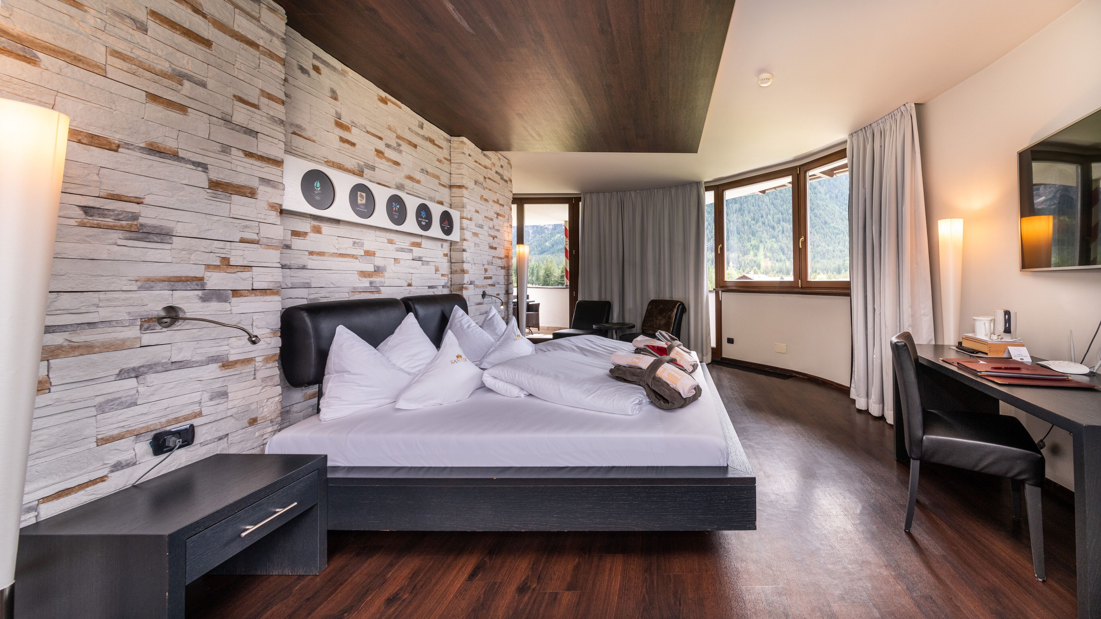 豪華套房 (Suite Lodge) | 房內夾萬、書桌、隔音、免費 Wi-Fi