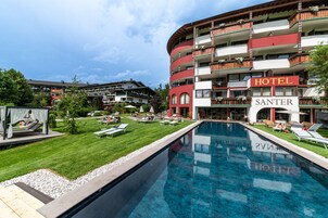 Una piscina techada, 2 piscinas al aire libre