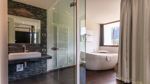 Deluxe Suite (Suite Lodge) | Bathroom | Free toiletries, hair dryer, towels - Romantik Hotel Santer (Dobbiaco)