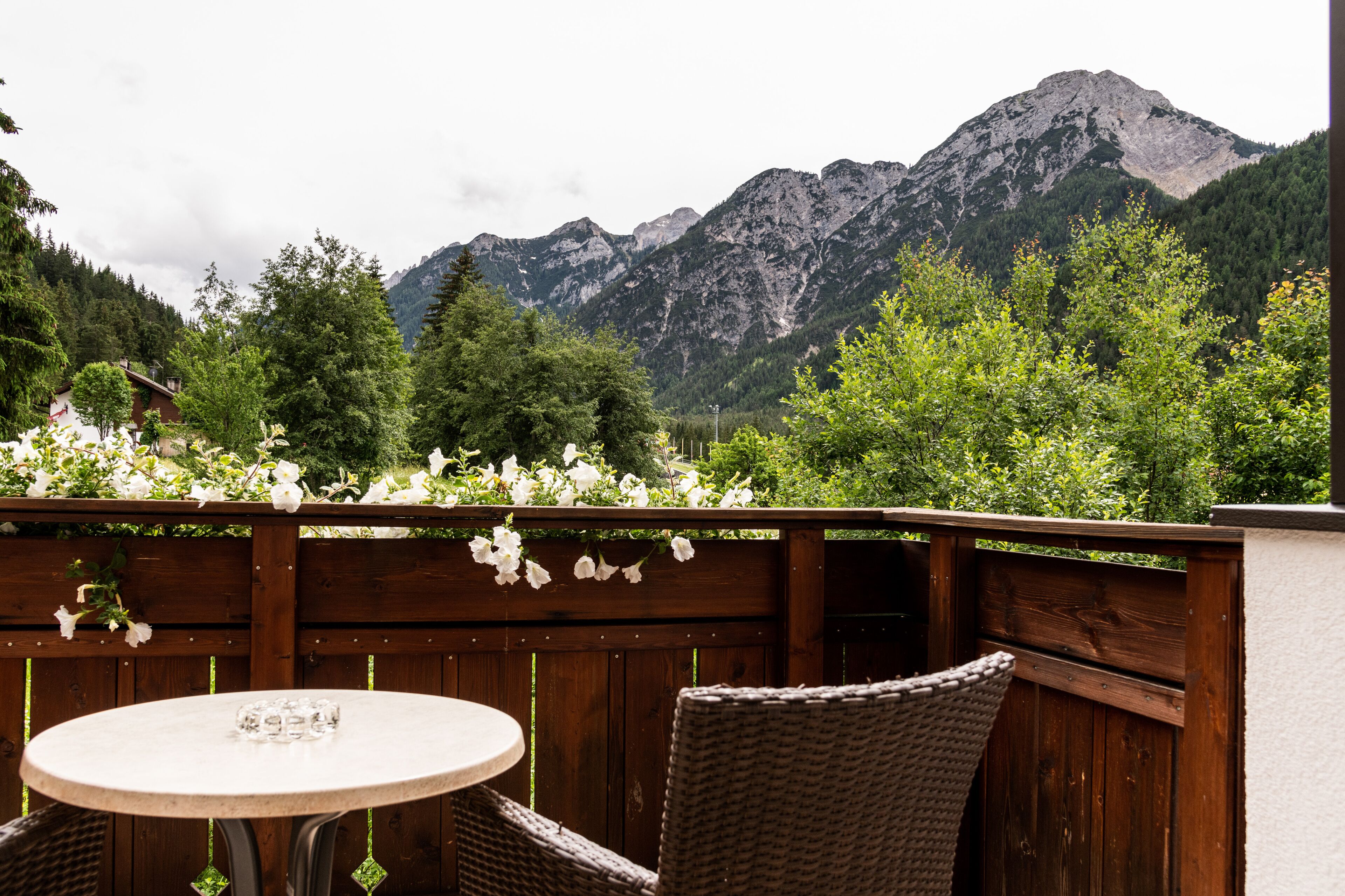 deluxe room (landro lodge) | 1 bedroom, in-room safe, desk, soundproofing