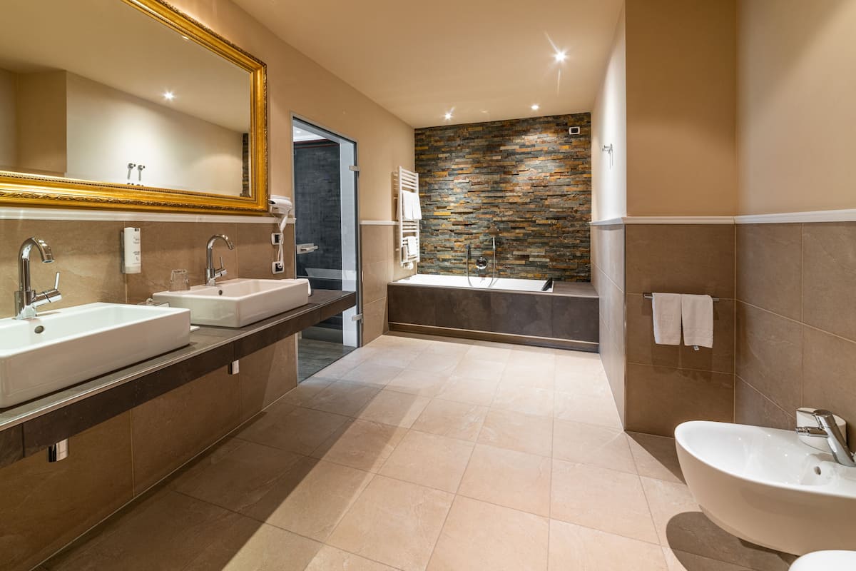 deluxe suite (suite lodge) | bathroom | free toiletries, hair dryer, towels