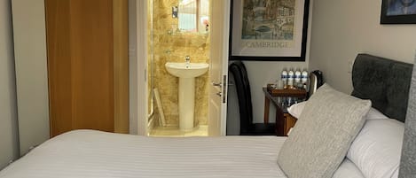 Small Double room with en-suite | Desk, iron/ironing board, free WiFi, bed sheets