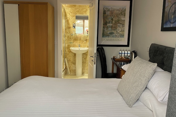 Tweepersoonskamer, 1 tweepersoonsbed (Ground Floor) | Een bureau, een strijkplank/strijkijzer, gratis wifi, beddengoed