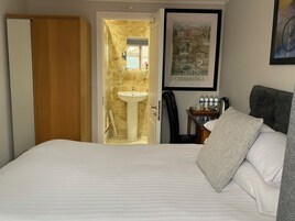 Camera doppia, 1 letto matrimoniale (Ground Floor) | Una scrivania, ferro/asse da stiro, Wi-Fi gratuito, lenzuola