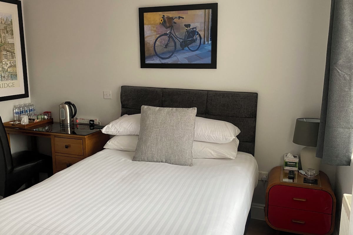 Small Double room with en-suite | Desk, iron/ironing board, free WiFi, bed sheets