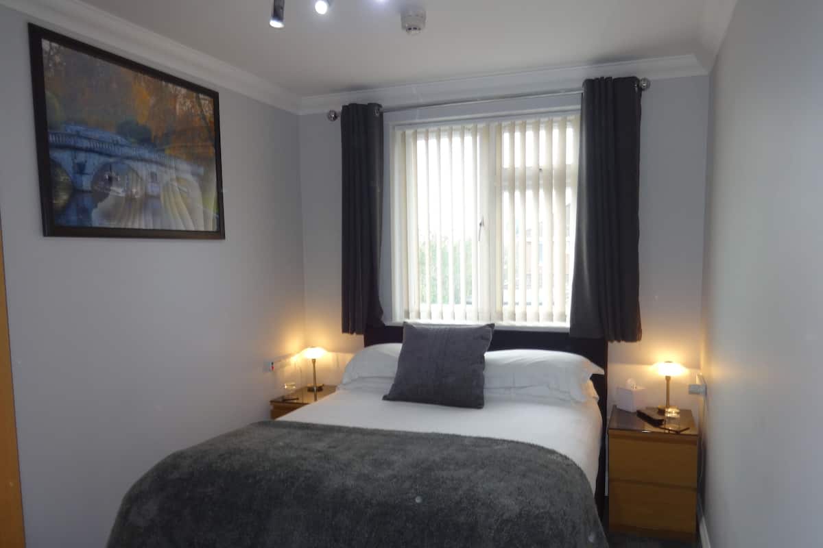 Double Room, Ensuite (Rear of Property) | Desk, iron/ironing board, free WiFi, bed sheets