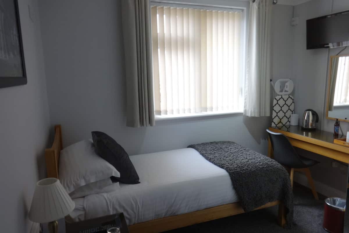 Single Room, Ensuite, Single Bed | Desk, iron/ironing board, free WiFi, bed sheets