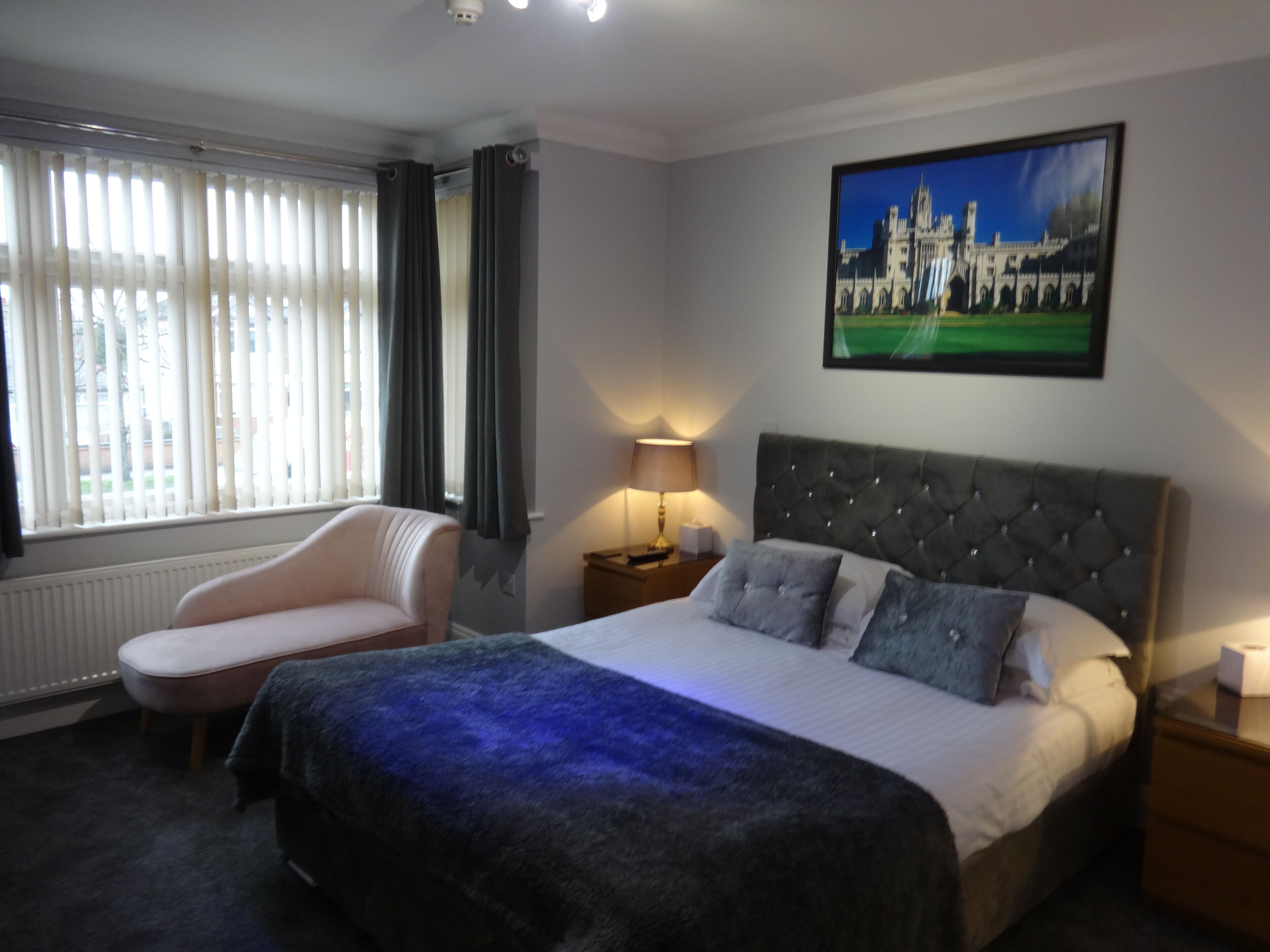 Quarto casal luxo, suíte | Escrivaninha, ferros/tábuas de passar roupa, Wi-Fi de cortesia