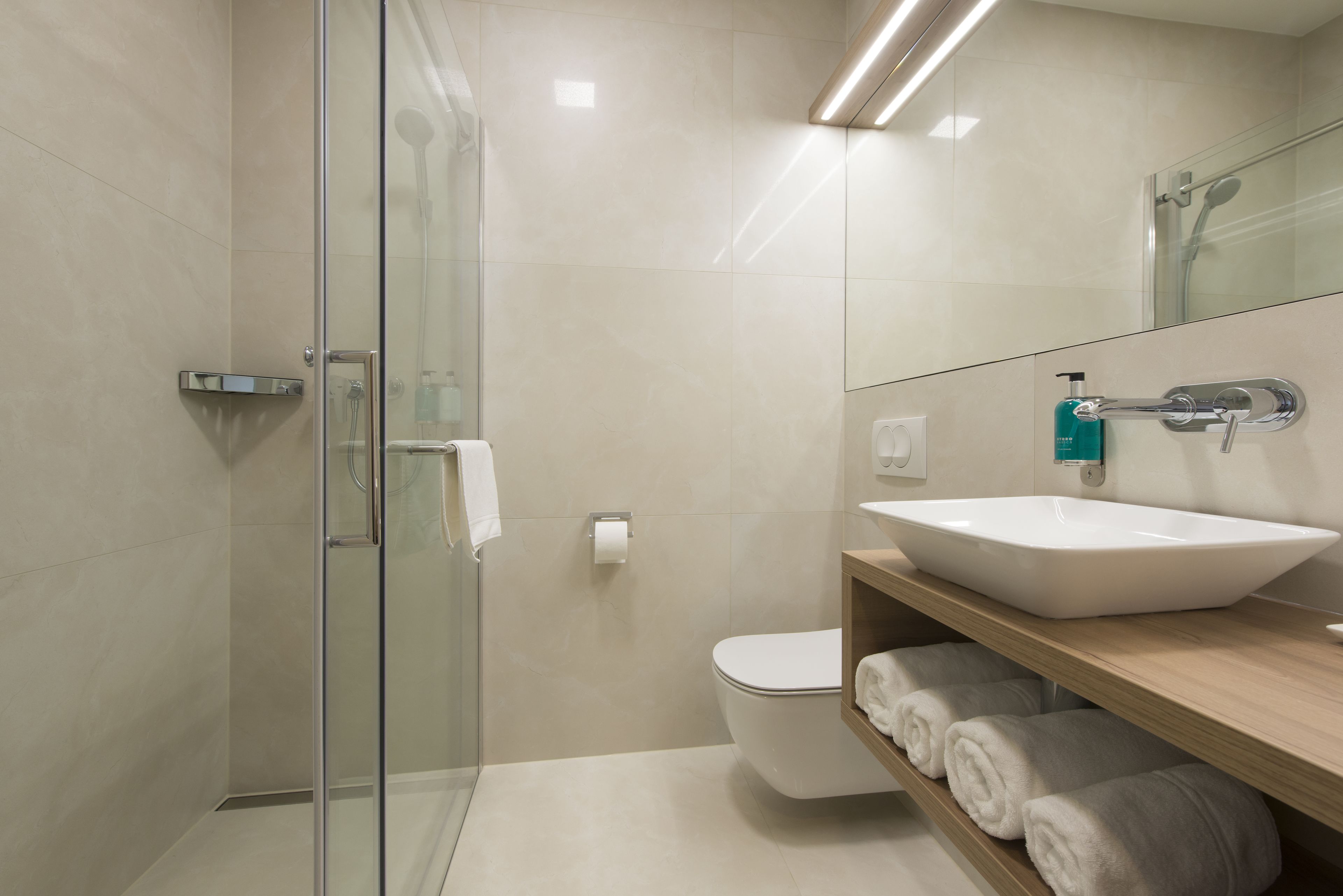 shower, hydromassage showerhead, free toiletries, hair dryer