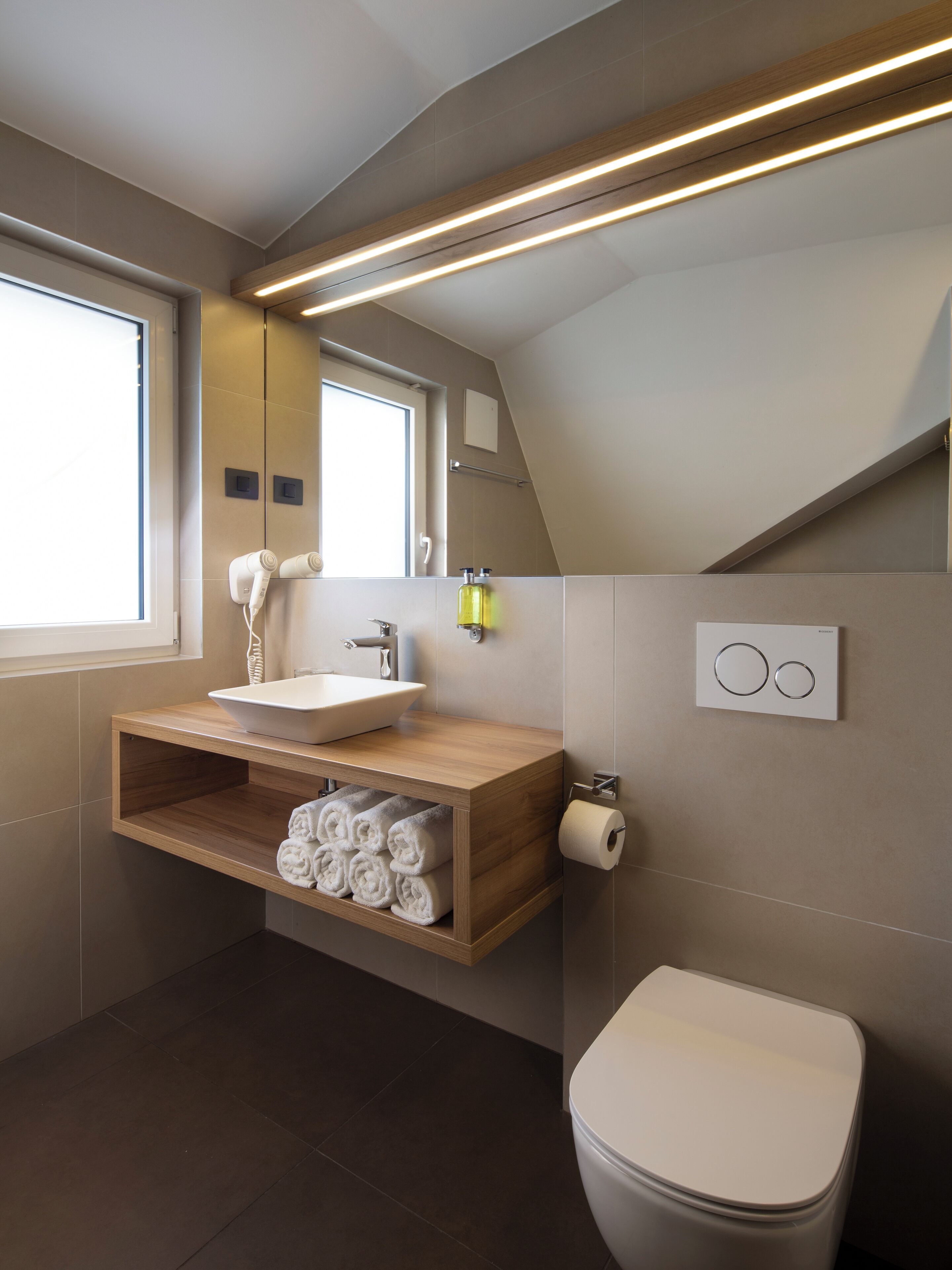 apartment, 1 bedroom | bathroom | shower, hydromassage showerhead, free toiletries, hair dryer