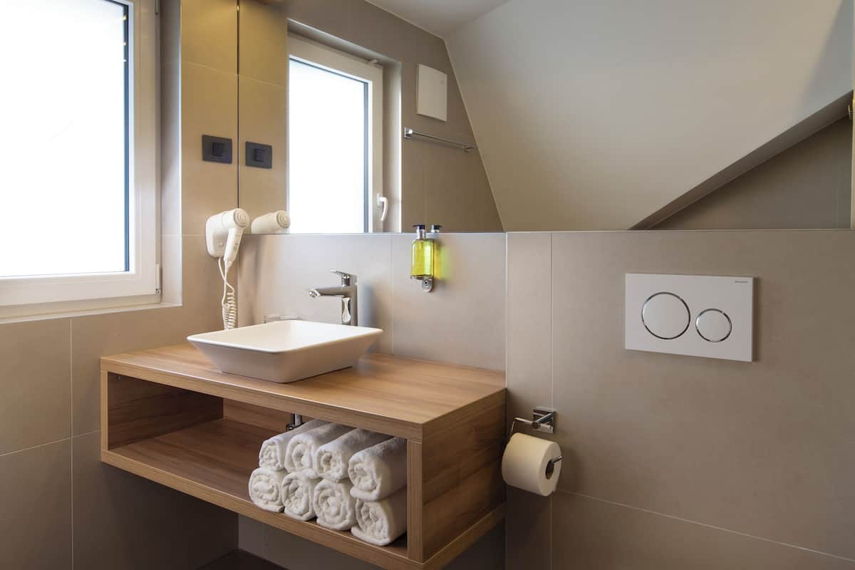 apartment, 1 bedroom | bathroom | shower, hydromassage showerhead, free toiletries, hair dryer