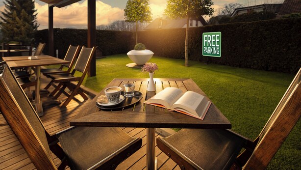 Un espace extérieur aménagé avec une table, des chaises et un livre.