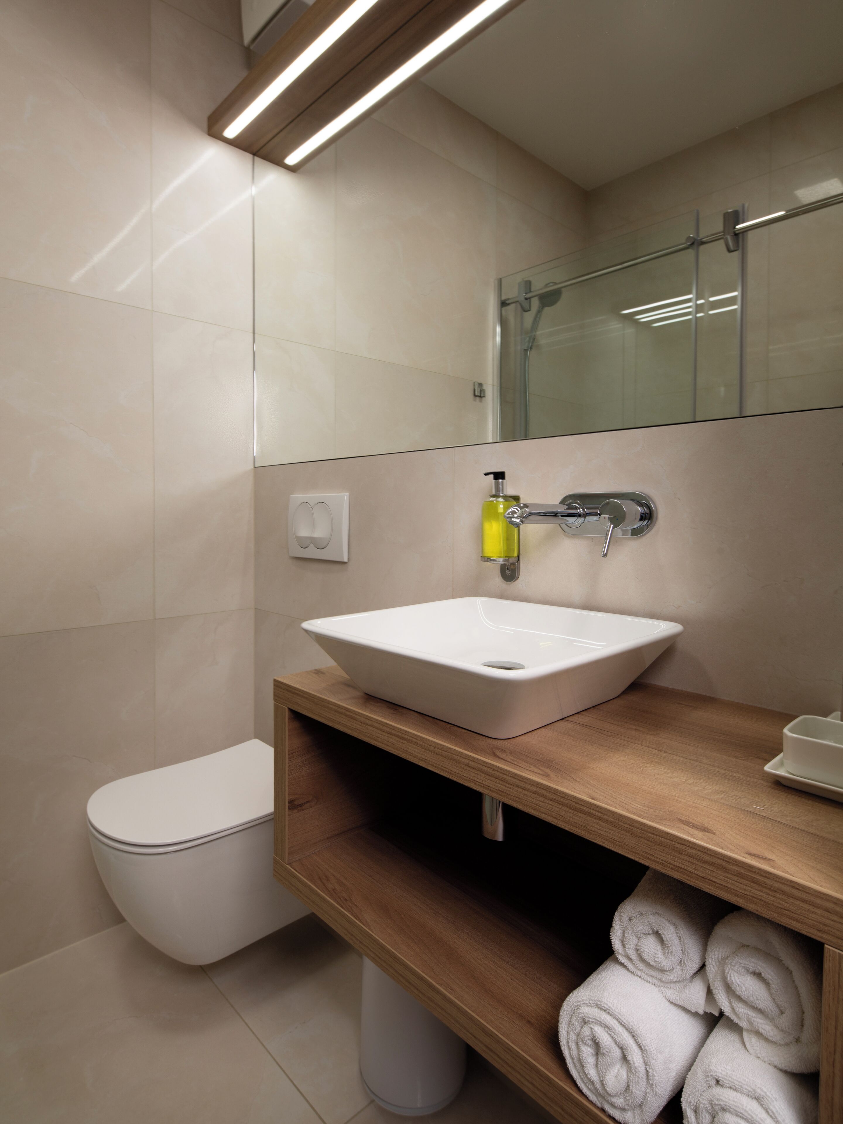 shower, hydromassage showerhead, free toiletries, hair dryer