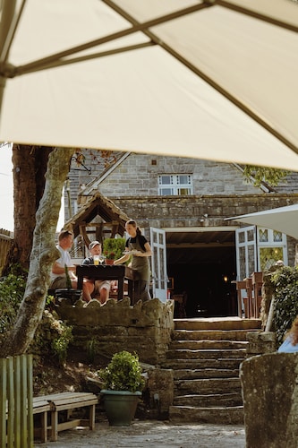 Bankes Arms Hotel