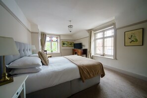 Een bureau, verduisterende gordijnen, een strijkplank/strijkijzer