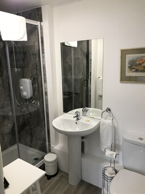 Suihku, ilmaiset hygieniatuotteet, hiustenkuivaaja, pyyhkeet