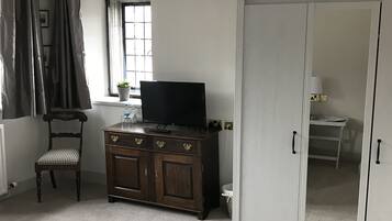 Escrivaninha, cortinas blackout, ferros/tábuas de passar roupa