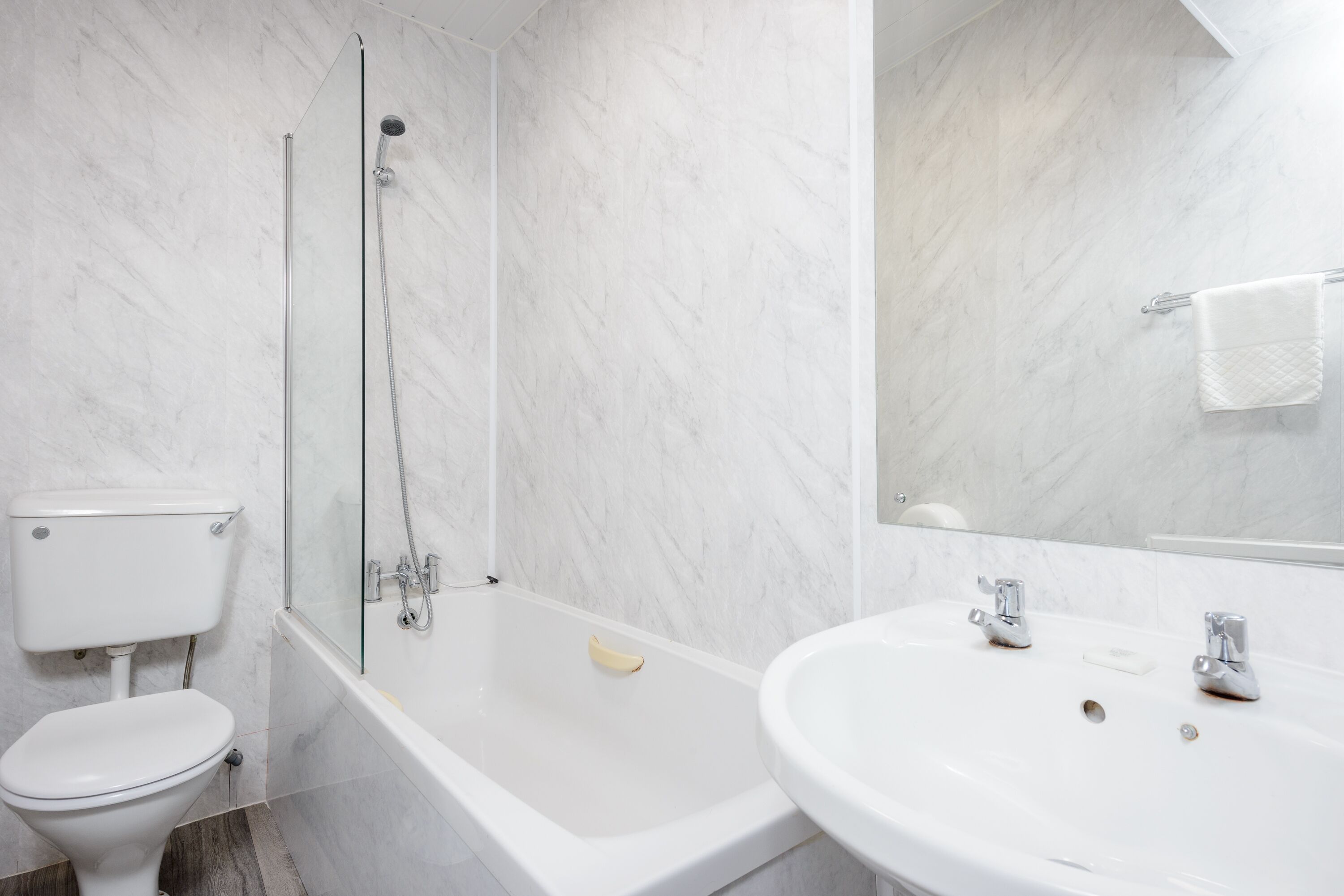 Ein Badezimmer mit Toilette, Badewanne und Waschbecken.
