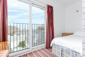 Chambre Triple | Bureau, fer et planche à repasser, draps fournis