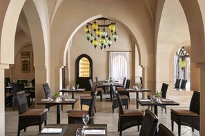 5 restaurantes: opção de café da manhã, almoço e jantar