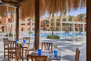 5 restaurantes; se sirven desayunos, almuerzos y cenas