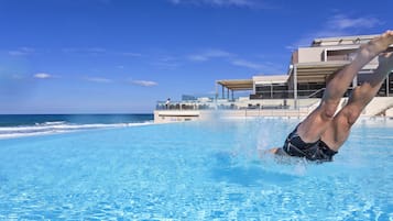 Piscine couverte, 2 piscines extérieures, parasols de plage