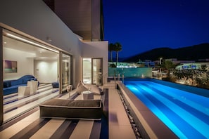 In-room safe, desk, free WiFi