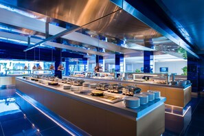 2 restaurants, breakfast, dinner, brunch served; international cuisine