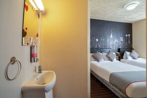 Chambre Familiale, plusieurs lits | Salle de bain | Douche, articles de toilette gratuits, sèche-cheveux