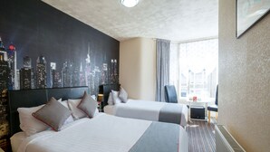 Chambre familiale, Plusieurs lits | Fer et planche à repasser, accès au Wi-Fi (inclus)