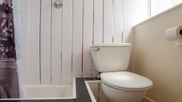 Quarto casal standard | Banheiro | Chuveiro, produtos de toalete grátis, secador de cabelo