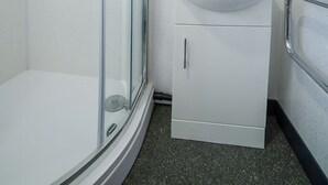 Chambre familiale, Plusieurs lits | Salle de bain | Douche, articles de toilette (gratuits), séchoir à cheveux
